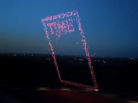 Con 958 drones, “Time” trazó en el cielo la portada de su próxima edición