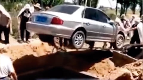 Su voluntad era ser enterrado con su antiguo Hyundai Sonata (Foto: captura de pantalla)