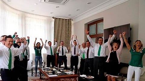 En ocasiones anteriores se toma su tiempo para ver los partidos del TRI (Foto: @EPN)