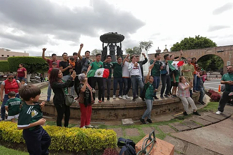 Celebran morelianos triunfo de México en Las Tarascas (Galería)