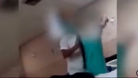 La menor golpea también a la trabajadora (Foto: captura de video)