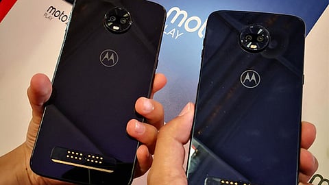 Moto Z3 Play disponible en color Negro cerámico y Deep índigo (Foto: neo)