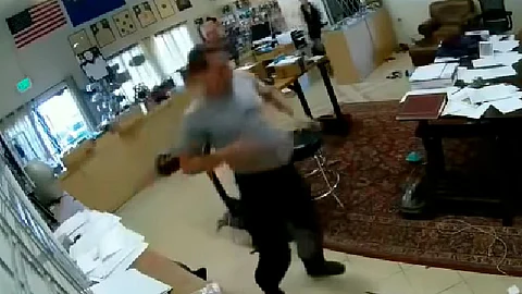 Afortunadamente se encontraban otras personas quienes lo ayudaron inmediatamente (Foto: captura de video)