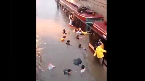 Alrededor de 40 personas las rescatadas por bomberos (Foto: captura de video)