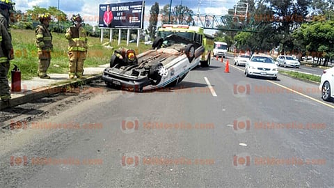 Se apreció que la unidad de alquiler siniestrada es de la marca Nissan Tsuru, de la línea "Máquinas Rojas" (Foto: Cortesía)