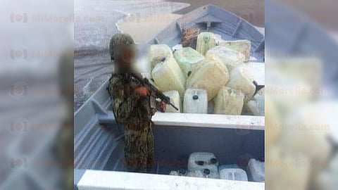 Los detenidos, hidrocarburo y embarcación fueron puestos a disposición del Ministerio Público de la Federación (Foto: RED 113)