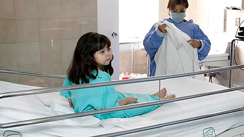 Por algunas horas pacientes internados del IMSS abandonaron las camas de hospital para convertirse en graduados en la ceremonia de fin de cursos de dicho programa (Foto: Archivo)