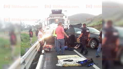 Se dijo que el vehículo en que viajaban los afectados repentinamente se salió de control y volcó sobre el kilómetro 56, donde también se impactó contra un tracto camión (Foto: RED 113)