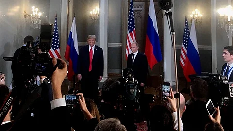 Trump y Putin se saludan por primera vez, tendrán reunión a puerta cerrada