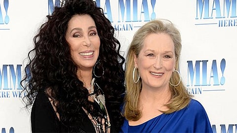 Meryl Streep y Cher celebran reencuentro con tremendo beso