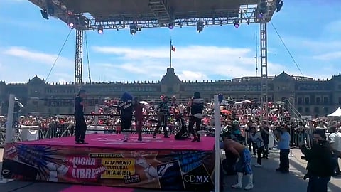 Se realizó una pelea en un cuadrilátero montado en el Zócalo (Foto: captura de pantalla)
