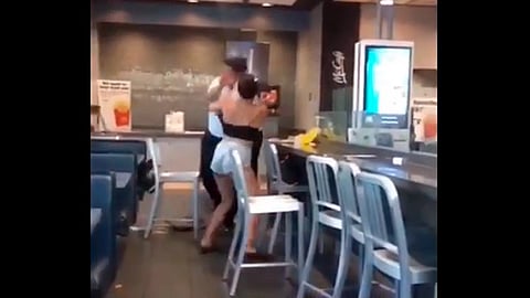 La mujer terminó sin zapatos (Foto: captura de video)