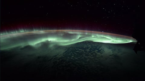 Las auroras boreales se forman cuando las partículas solares chocan con el campo magnético de la Tierra (@maiz_julio)