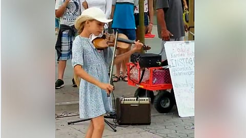 ¿Qué está tocando esta niña que tiene encantada a la gente?