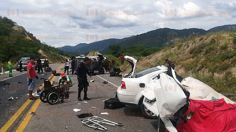 Mueren 3 policías y un civil en accidente en la Siglo XXI