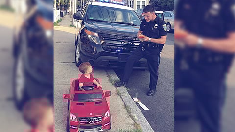El agente detuvo su patrulla detrás de Grayson, y prendió las sirenas (Foto: Cori-Devan Bingel-Salerno/Facebook)