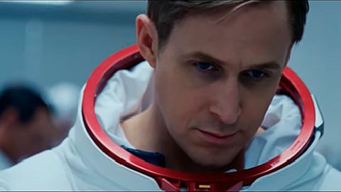 Interpreta a Neil Armstrong (Foto: captura de pantalla)