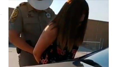 La mujer dice "me estoy conectando porque mi huerca me está retando a que haga el Challence de La Chona" (Foto: captura)