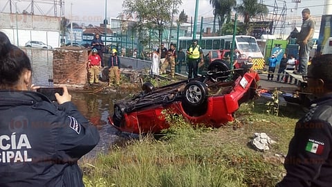Camioneta pierde el control y termina dentro de lago artificial rumbo a Altozano