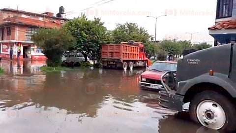 Gente saca el agua con cubetas y escobas (Foto: Captura de video)