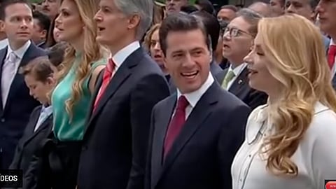 La Primera Dama trató de disimular su error intentando hacer “lip sync” del himno, cosa que no le salió tan bien (Foto: Captura)
