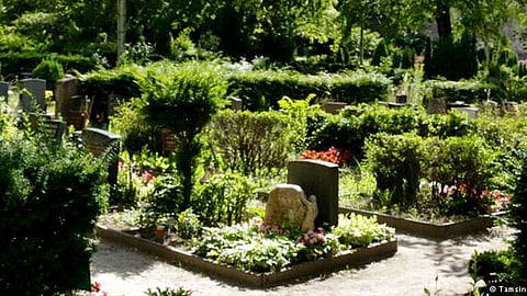 Los procesos tradicionales de inhumación, así como la cremación, vienen acompañados de altas cantidades de contaminantes (Foto: Deutsche Welle)