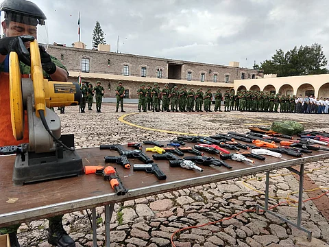 Sedena y gobierno destruyen más de 5 mil juguetes bélicos en Michoacán