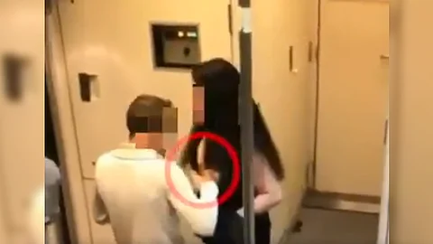 “¡Nena! Tienes unas t%$#s que contigo se paralizaría España” y “¡Enséñalas al irte!” le gritaron los tipos a la joven, mientras el resto de los pasajeros se queda viendo (Foto: Captura)