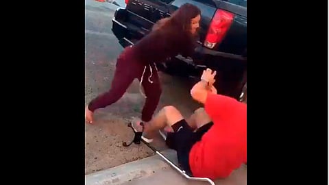 La mujer le dio tres cachetadas al joven (Foto: captura de video)