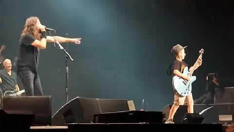 Collier salió hasta con importante regalo (Foto: captura de video)