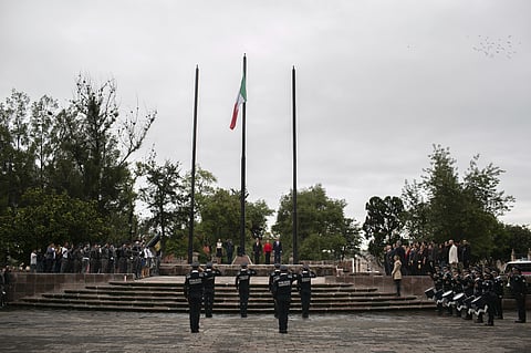 Raúl Morón encabeza izamiento de bandera en honor a Morelos