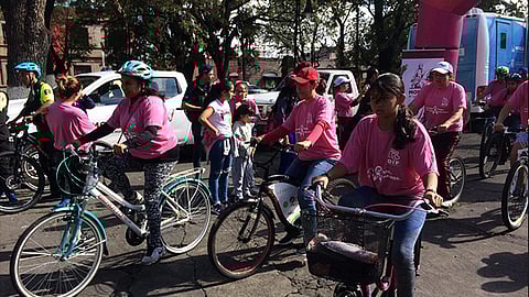 Ruedan en contra del cáncer de mama en Morelia