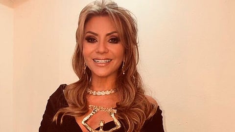 Cámaras de seguridad de una tienda captaron el momento en que una mujer rubia aparece de espalda apoderándose de unas prendas (Foto: @dannycastro17)