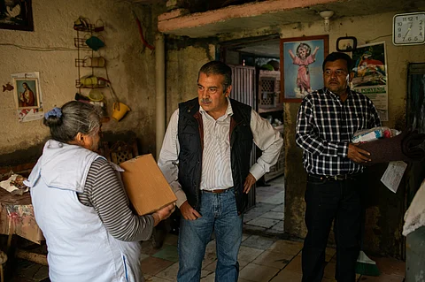 Entrega Raúl Morón despensas y apoyos en colonia Agustín Arriaga Rivera