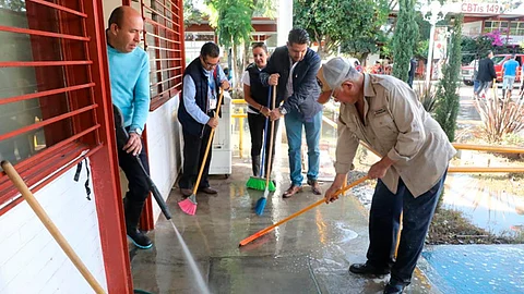 Padres de familia apoyaron las labores (Foto: Cortesía)