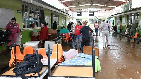 Las labores de limpieza al interior de los planteles educativos continúan (Foto: Cortesía)