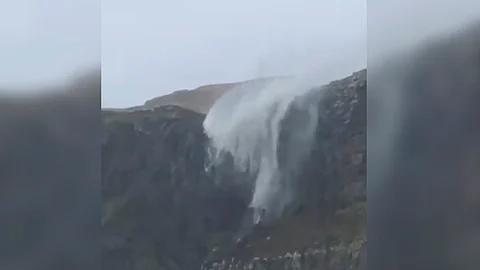 Callum ha ocasionado deslizamientos de tierra e inundaciones en el oeste de Gales (Foto: Video Captura)