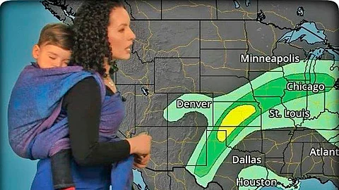 Emocionada por llevar a su bebé a su trabajo, la metereóloga sonríe y se divierte con su equipo de trabajo (Foto: captura de video)