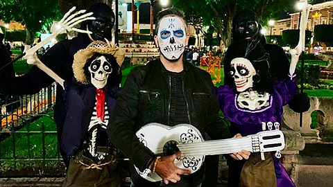 Se tomó fotos con los personajes de su película (Foto: IG/leeunkrich)