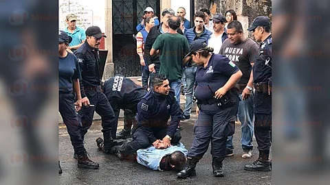 La madre gritó pidiendo auxilio y unos policías, junto con algunos civiles, persiguieron al hombre hasta interceptarlo, mismo que se identificó como Antonio M., de 44 años (Foto: RED 113)