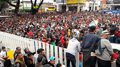 Casi 2 mil cortadores de aguacate se manifiestan frente a alcaldía de Uruapan