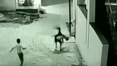 De forma casi milagrosa, el amigo del chico corrió a recoger la cometa del suelo justo en el momento y punto exacto en que el niño iba a impactar sobre el concreto (Foto: Captura)