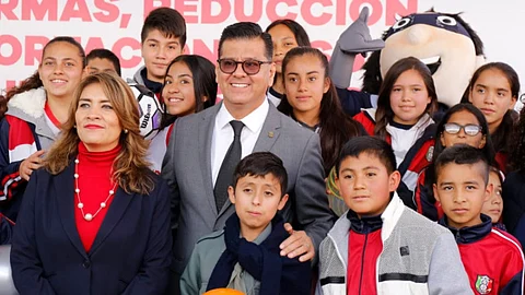 Juan Bernardo Corona Martínez recorrió los stands Dispara tu Emoción, Memorama de Educación Vial, Lotería de la Prevención, y Coordina tus acciones, donde las y los niños podrán jugar al realizar el canje de sus juguetes (Foto: Cortesía)