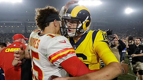 Patrick Mahomes y Jared Goff al final del partido (Foto: Twitter NFL)