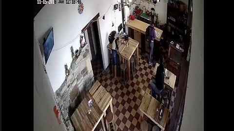La dueña del negocio advirtió a la ciudadanía a estar alerta por si reconocen a las mujeres y la niña, ya que al parecer ya han robado otros negocios (Foto: Captura)