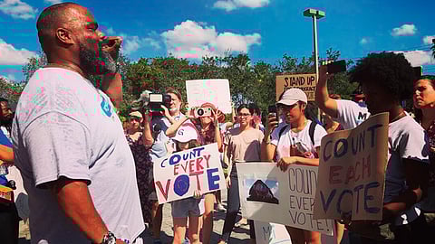 Los votantes quieren que se recuenten los votos para cambiar los resultados (foto: @tomaskenn)