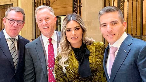 Publicó una fotografía acompañada de el embajador de Alemania Peter Tempel y de su esposo (Foto: Instagram/Galilea Montijo)