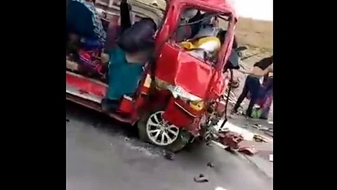 Dos combis de pasajeros chocaron de frente en la carretera La Paz-Achacachi (Foto: Captura)
