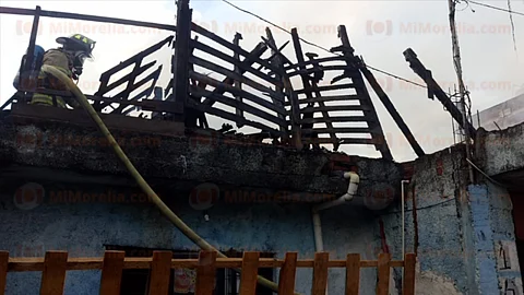 Incendio consume dos cuartos en casa de la colonia Tierra y Libertad
