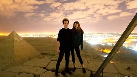 Pareja desata polémica por tener relaciones en pirámides de Giza (Video)